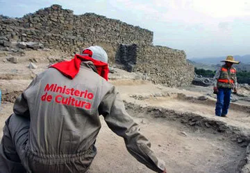 Ministry of Culture archeologists working at El Paraiso.