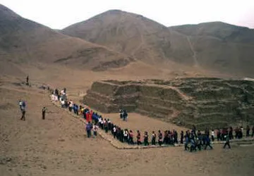 Crowd around the newly unearthed temple at El Paraiso.