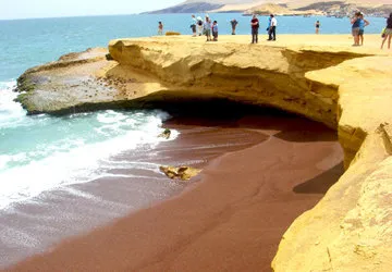 Visitors along the shoreline of Paracas Reserve, south of Li