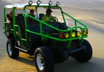 Exploring the Paracas dunes vía sand buggy