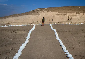 Walking in the Nazca desert, towards Cahuachi
