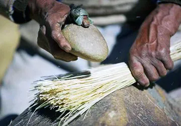 Preparing the dry ichu grass for braiding.