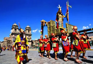 Cargando el Sapa Inca en la Plaza de Armas de Cusco