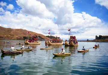 Botes de totora tradicionales en Lago Titicaca