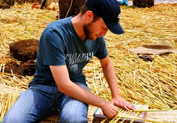 Aprendiendo como trabajar con totora en las Islas Uros