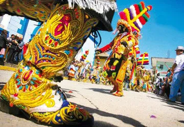 Folkloric dancers in Arequipa's Anniversary Friendship Parad