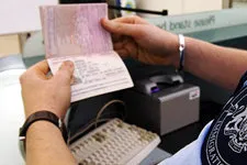 Portada. Chequiando documentos en Imigración en Perú