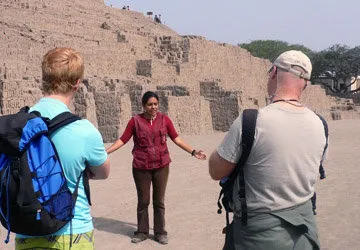 Guides initiate tours of Huaca Pucllana every 15-20min