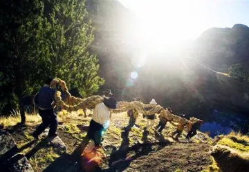 El arduo trabajo en la construccion de Qeswachaka