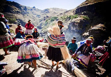 Preparing the Ichu grasses for braiding.