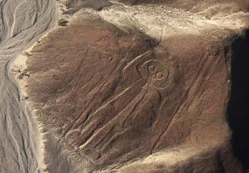 Figura en una roca del recorrido del Laberinto de Nazca