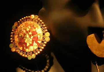 Incrustasiones de piedras presiosas en orejera Moche