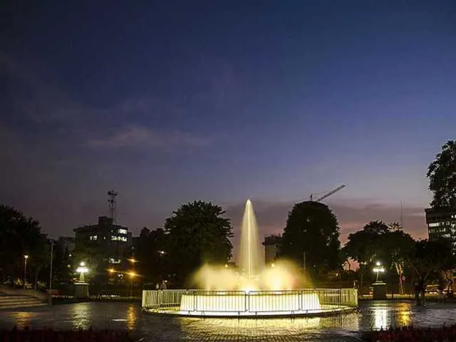 parque de las aguas por la noche