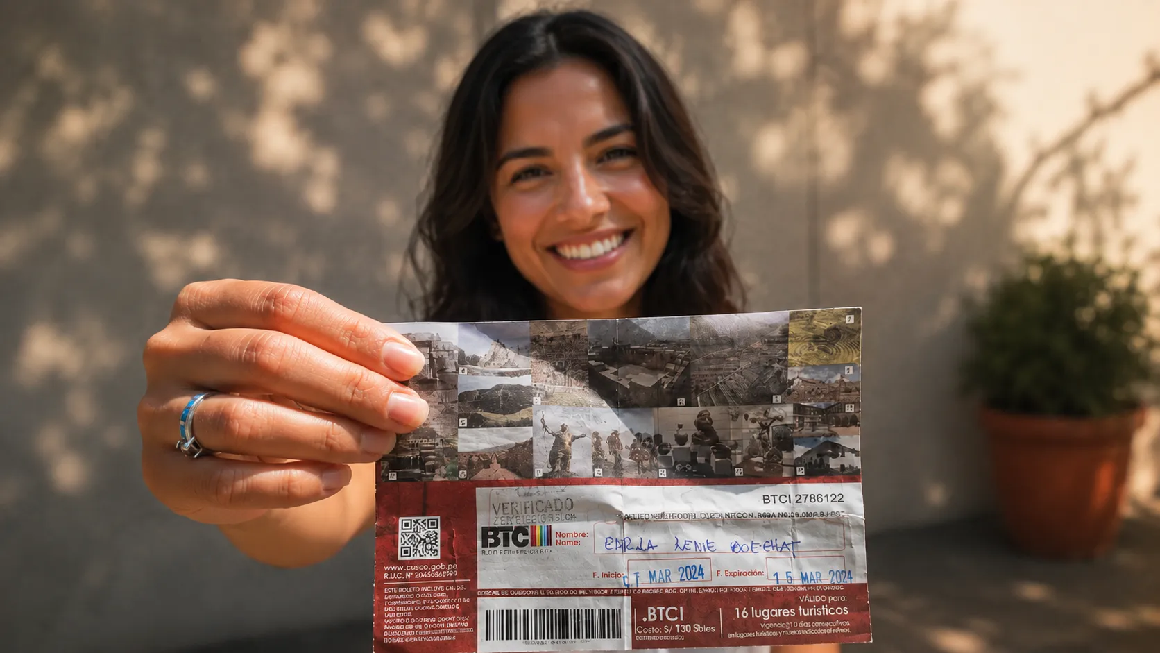 Grupo de amigos sonriendo preparados con sus documentos oficiales para ingresar a Machu Picchu