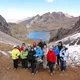 Turistas en la caminata por Lares, con fondo de laguna