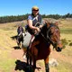 Mujer cabalgando desde Sacsayhuaman, Cusco