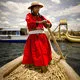 Mujer de los Uros navegando en el titicaca