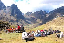 Descansando para el almuerzo, Lares