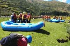 Preparativos para iniciar el rafting en el rio Urubamba