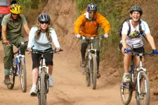 Cuatro ciclistas descendiendo hacia el valle sagrado