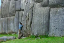 Inmensas construcciones con piedra en Saqsayhuaman, Cusco