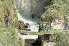 turistas cruzando un puente