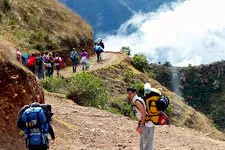 Grupo de turistas caminando hacia Choquequirao