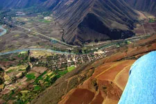 Sobrevolando el valle sagrado en parapente