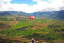 Viendo el vuelo el parapente desde el suelo