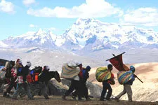 Grupo caminando cerca al nevado Ausangate