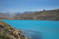 Aguas azules de la laguna en Ausangate