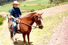 Joven montado en su caballo