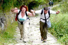 Una pareja caminando hacia machu picchu