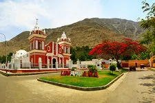 Vistosa plaza de armas de la ciudad de Lunahuana