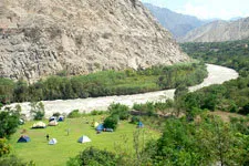 Campamento a la orilla del río Lunahuana