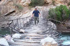 Caminante cruzando un puente, Cotahuasi