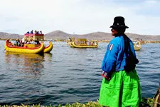 Tres embarcaciones de totora acercándose a la Isla de los