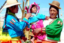 Mujeres de la isla de los Uros ataviadas con su traje típ