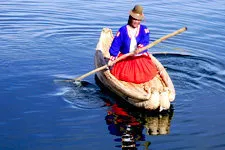 Mujer de los uros navegando en el lago Titicaca