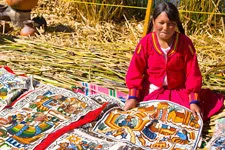 Niña vendiendo artesanías de los Uros, Puno