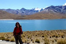 Mujer a orillas de la laguna Chiar Khota