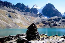 Hermoza vista de la laguna Khota con el nevado de la cordill