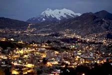 Ciudad de La Paz iluminada, vista del Huayna Potosí