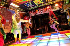 Presentación de danzas típicas de Bolivia en la peñ