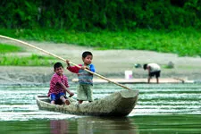 dos niños sobre una balsa en el río, San Miguel de Bal