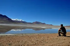 Hombre sentado en la lagua isca khota