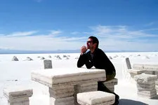 Hombre sentado en unas mesas hechas de sal en Uyuni