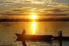 atardecer en el río amazonas