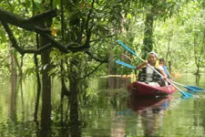 paseo en canoa por la jungla amazonica