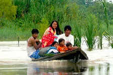 familia navegando en los ríos de Iquitos